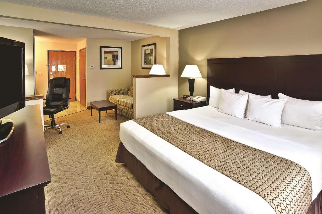 La Quinta Inn & Suites by Wyndham Frankfort photo