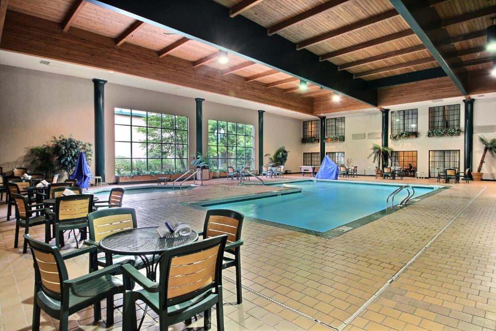 Baymont Inn Pool