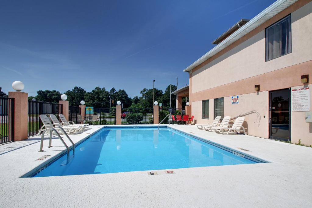 Key West Inn - Baxley photo