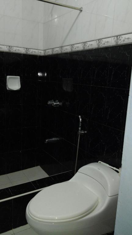 Bathroom, YELLOW  HOUSE  ROOM OR HOUSE RENTAL in Subic (Zambales)