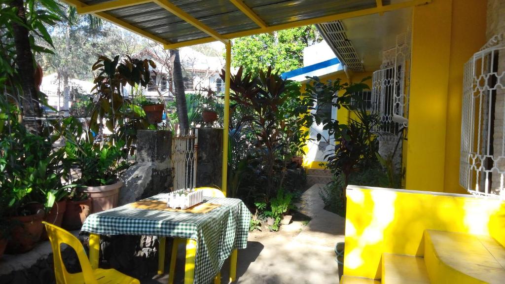 Garden, YELLOW  HOUSE  ROOM OR HOUSE RENTAL in Subic (Zambales)