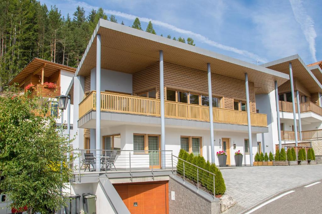 Ciasa Dolomites — Hotel in Badia