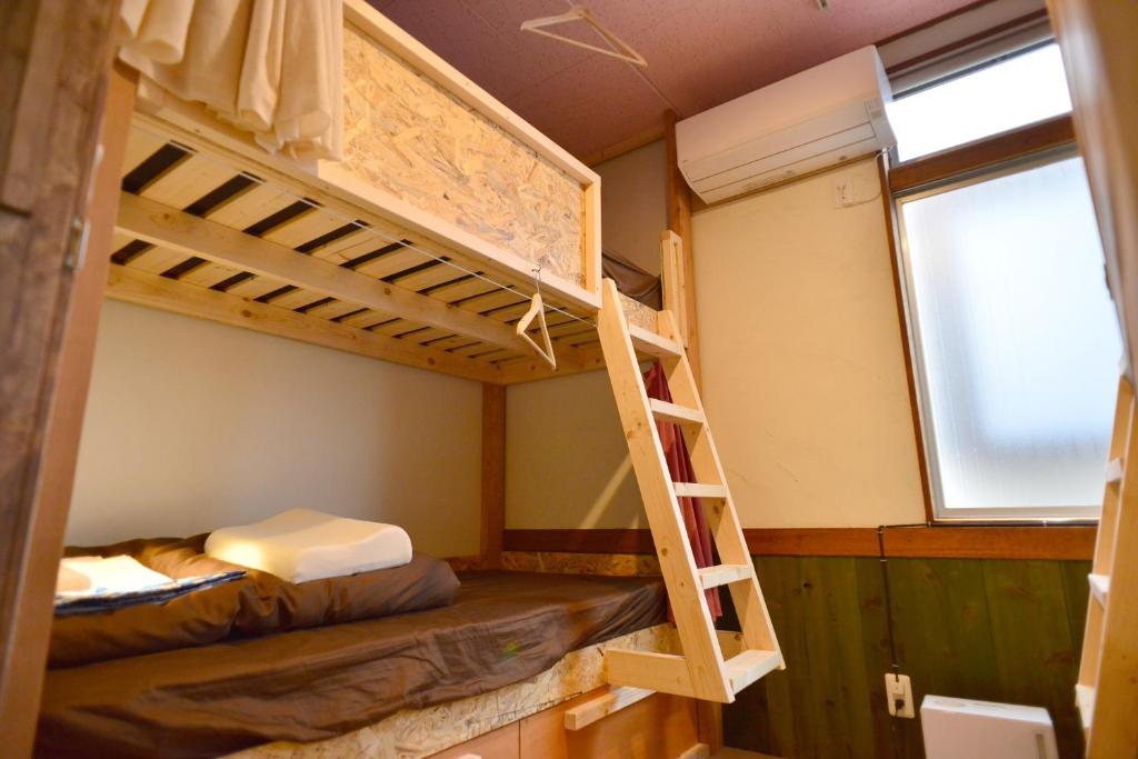 เตียงสองชั้นในห้องพักรวมหญิง 