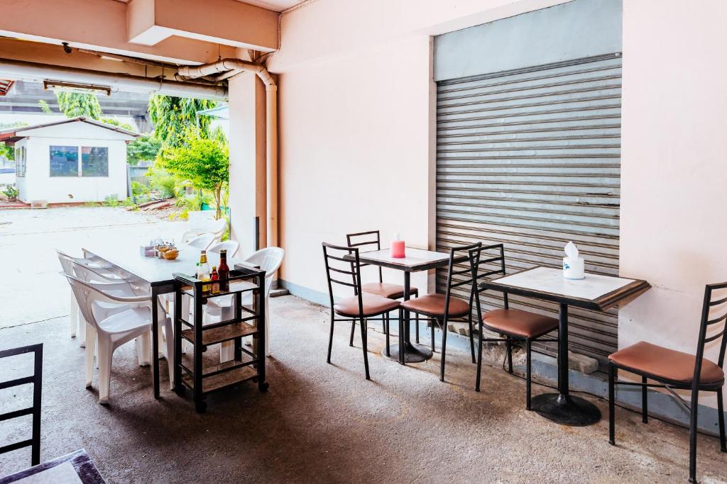 纳王万格兰德19号旅馆 (Grand Residence Ngamwongwan 19)