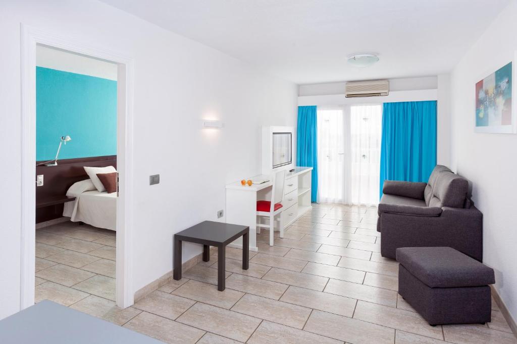Aparthotel Los Dragos del Sur — Hotel rooms in Puerto de Santiago, Canary Islands