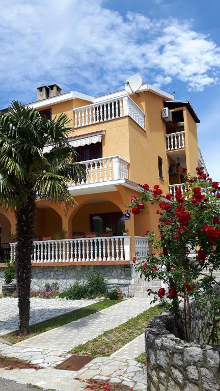 Apartment Krizanovic — Hotel in Malinska