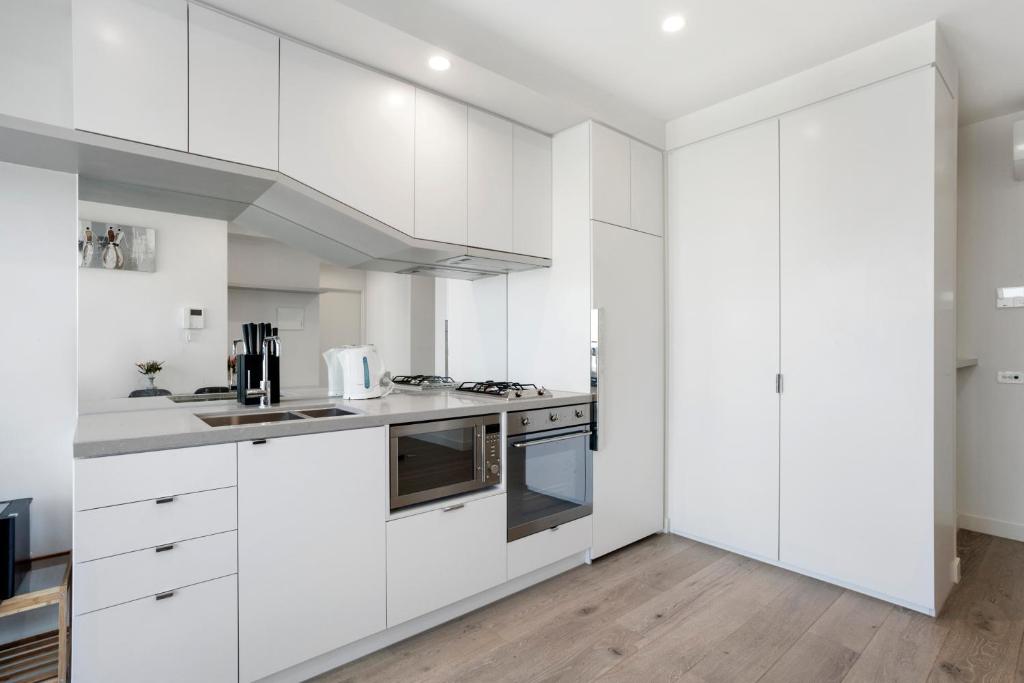 Kitchen, Platinum City Serviced Apartments in Melbourne