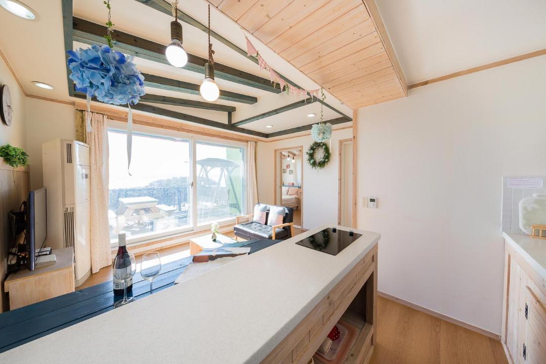 13월의 오후 펜션 외관 1