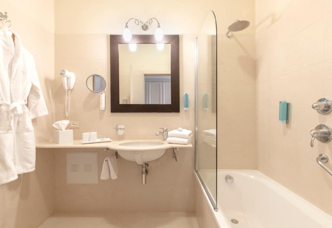 Villa Rosa Hotel Desenzano 전경