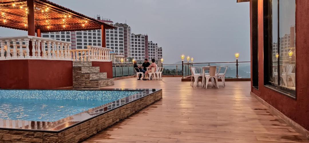 Villa 406 Dr Wade with Private Pool and Gazebo in Royal Palms Mumbai 전경