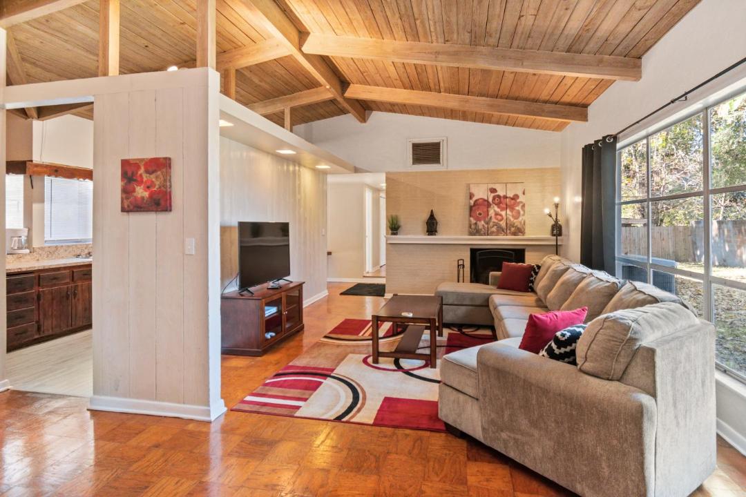 Mid-century Home 2 miles to UF Downtown and Shands Plus Walk to Coffee Culture Planet Fitness and 전경