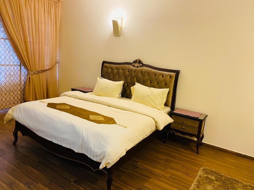 Royal Two Bed Room Luxury Apartment Gulberg 전경