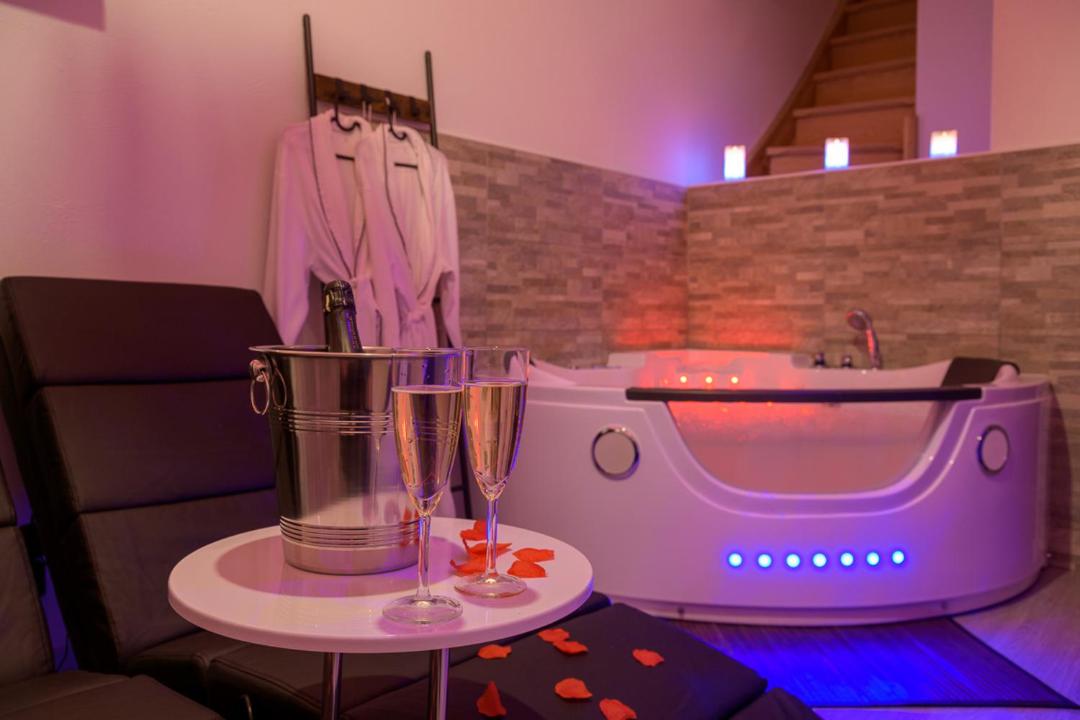 Love Room - Suite romantique avec spa privatif 전경