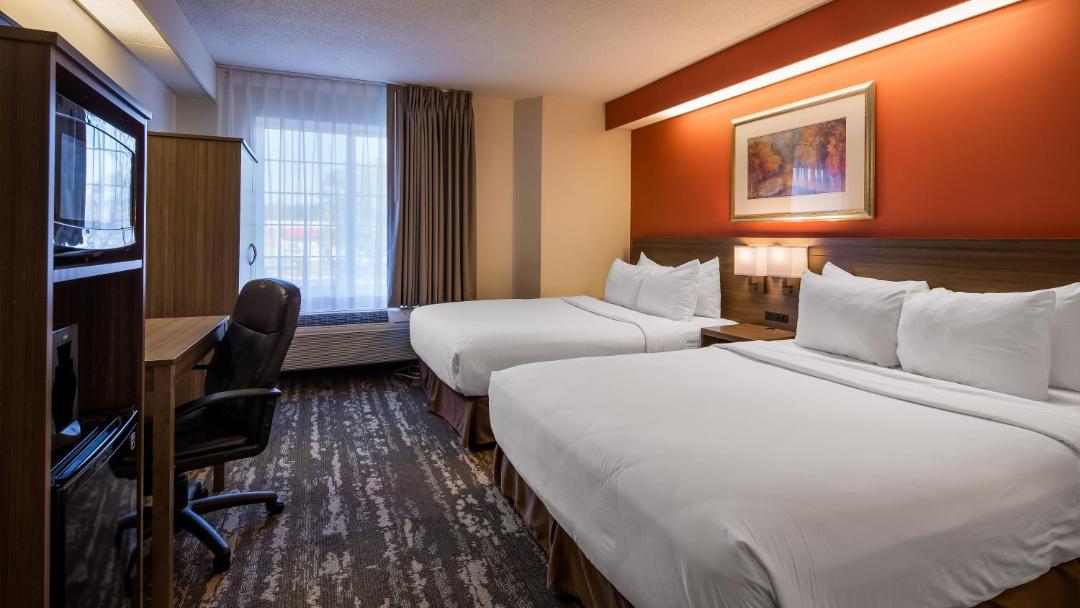Charlevoix Inn & Suites SureStay Collection by Best Western 전경