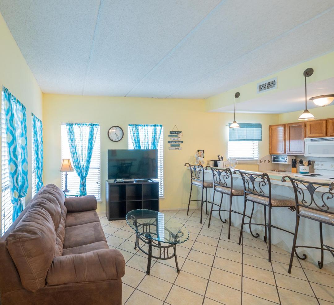 Winter rates SPI family condo - walking distance to the beach Sleeps 6 Third Floor 2025 Traveler 전경