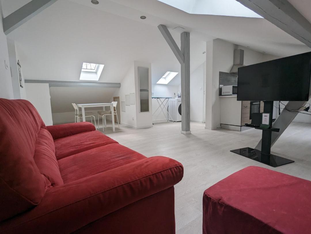 Le Thannois - appartement 2 chambres salon cuisine equipee parking et wifi gratuit 전경