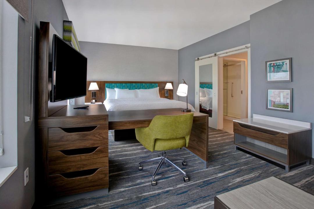 Hampton Inn and Suites Deptford 전경