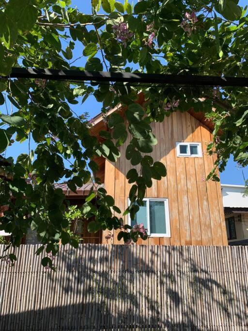 차런무앙의 프라이빗 하우스 124m² 침실 2개 프라이빗 욕실 2개 Wooden house in the centre of Chiangmai 전경