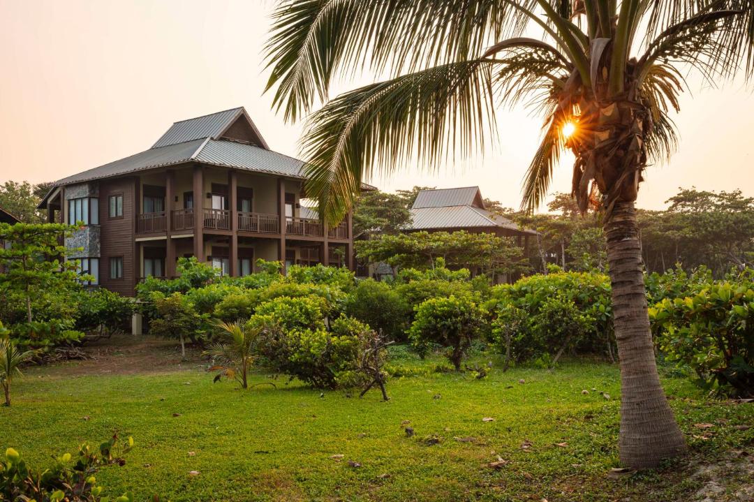 Indura Beach & Golf Resort. Curio Collection by Hilton 전경