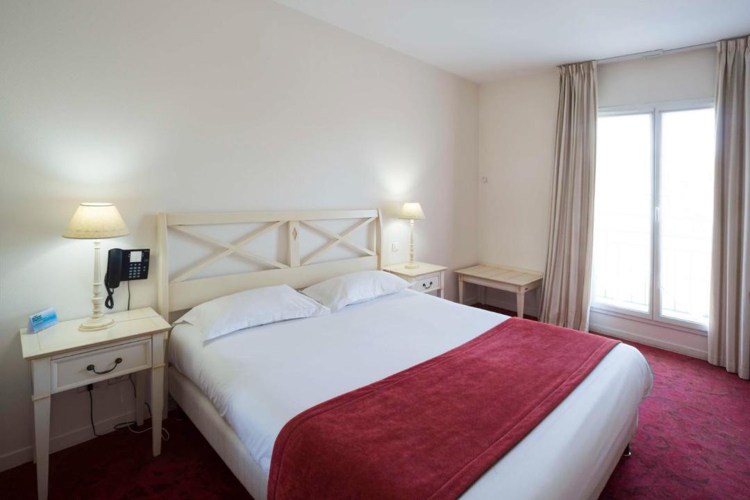 Brit Hotel Du Perche 전경