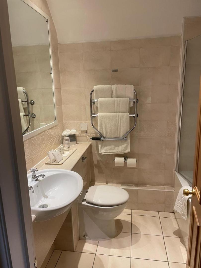 Macdonald Elmers Court Hotel 전경