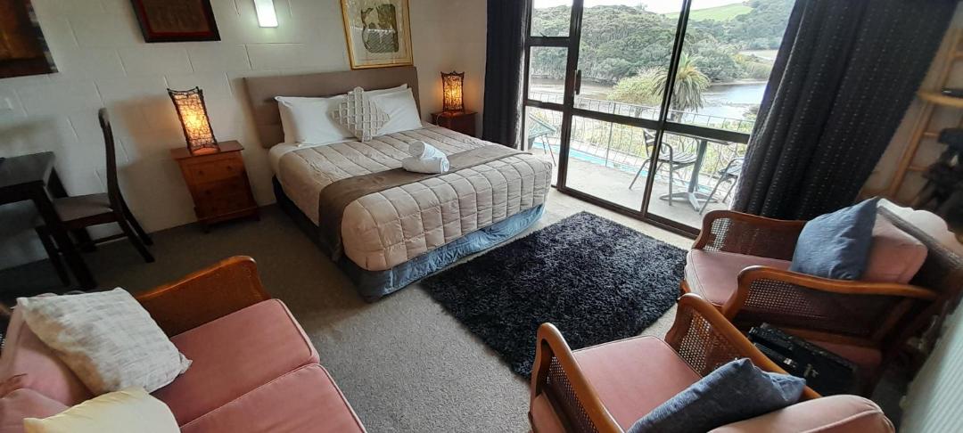 Waterfalls Estate - Motel & Campground 전경