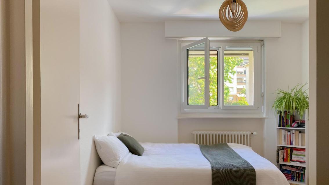 Chambre au bord du lac Léman – image