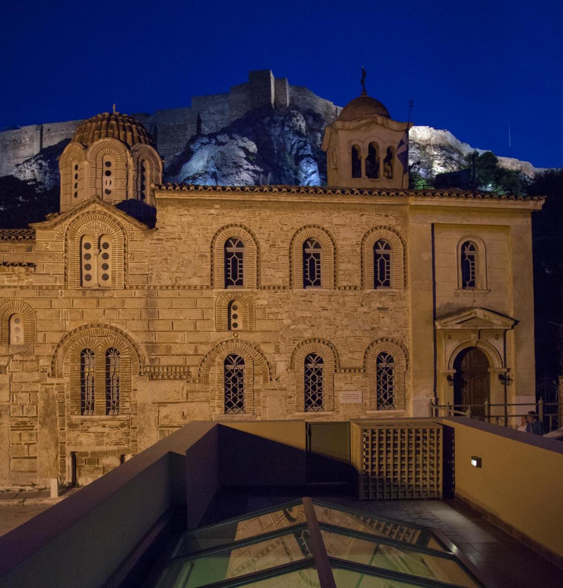 Foto - Tripodon Plaka In the shade of Acropolis by GHH