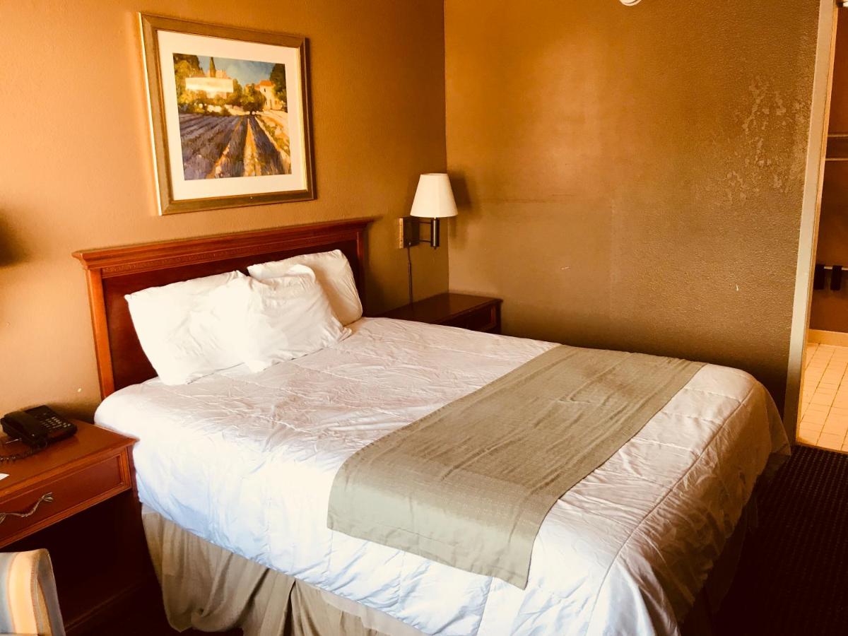 Photo - Americas Best Value Inn Laredo