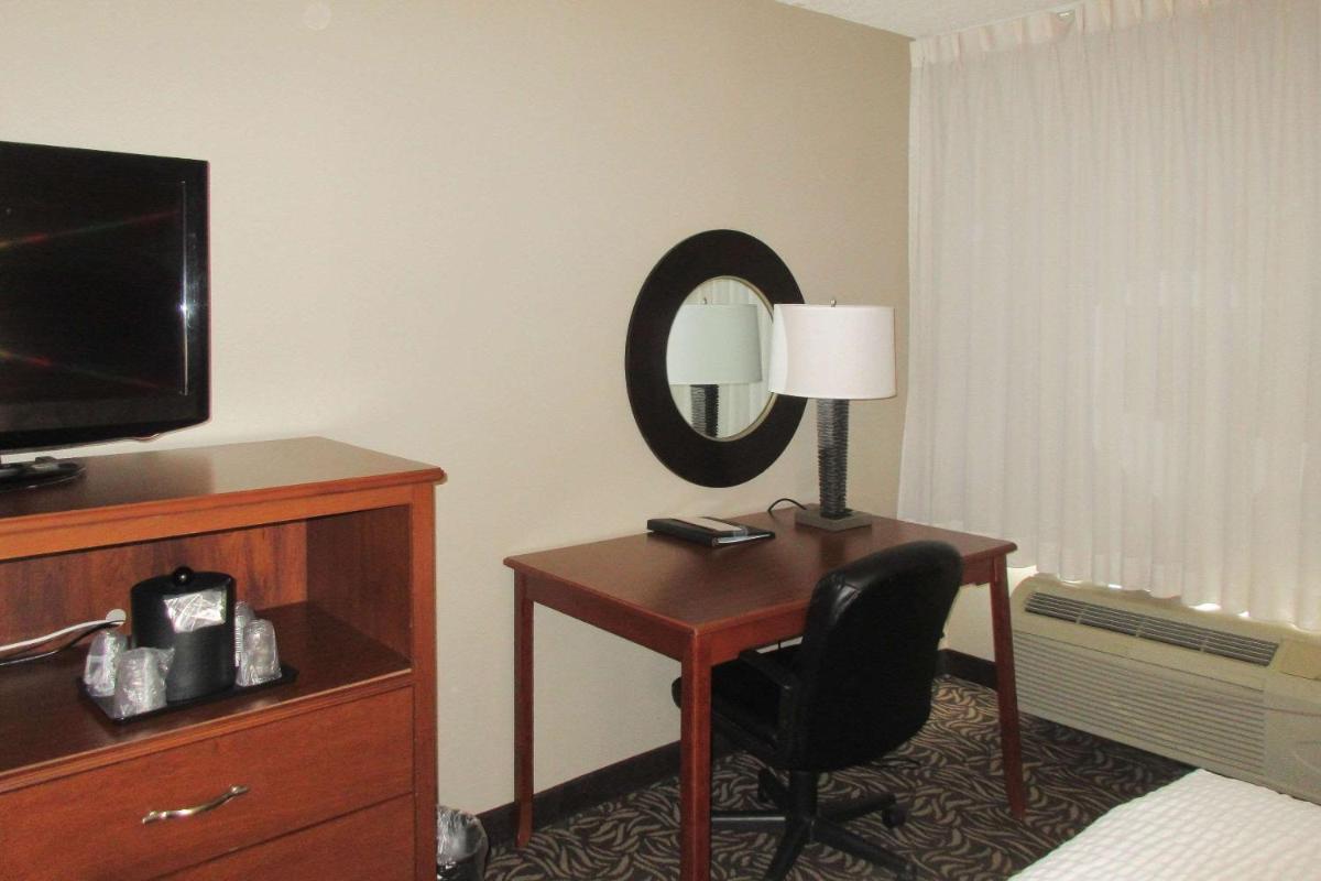 Foto - Clarion Inn & Suites - University Area