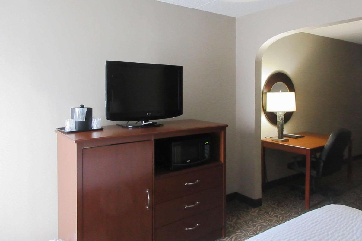 Photo - Clarion Inn & Suites - University Area