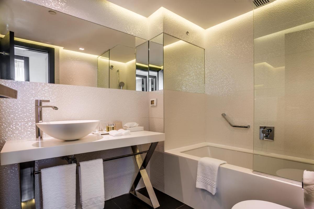 Photo - Alexander Hotel