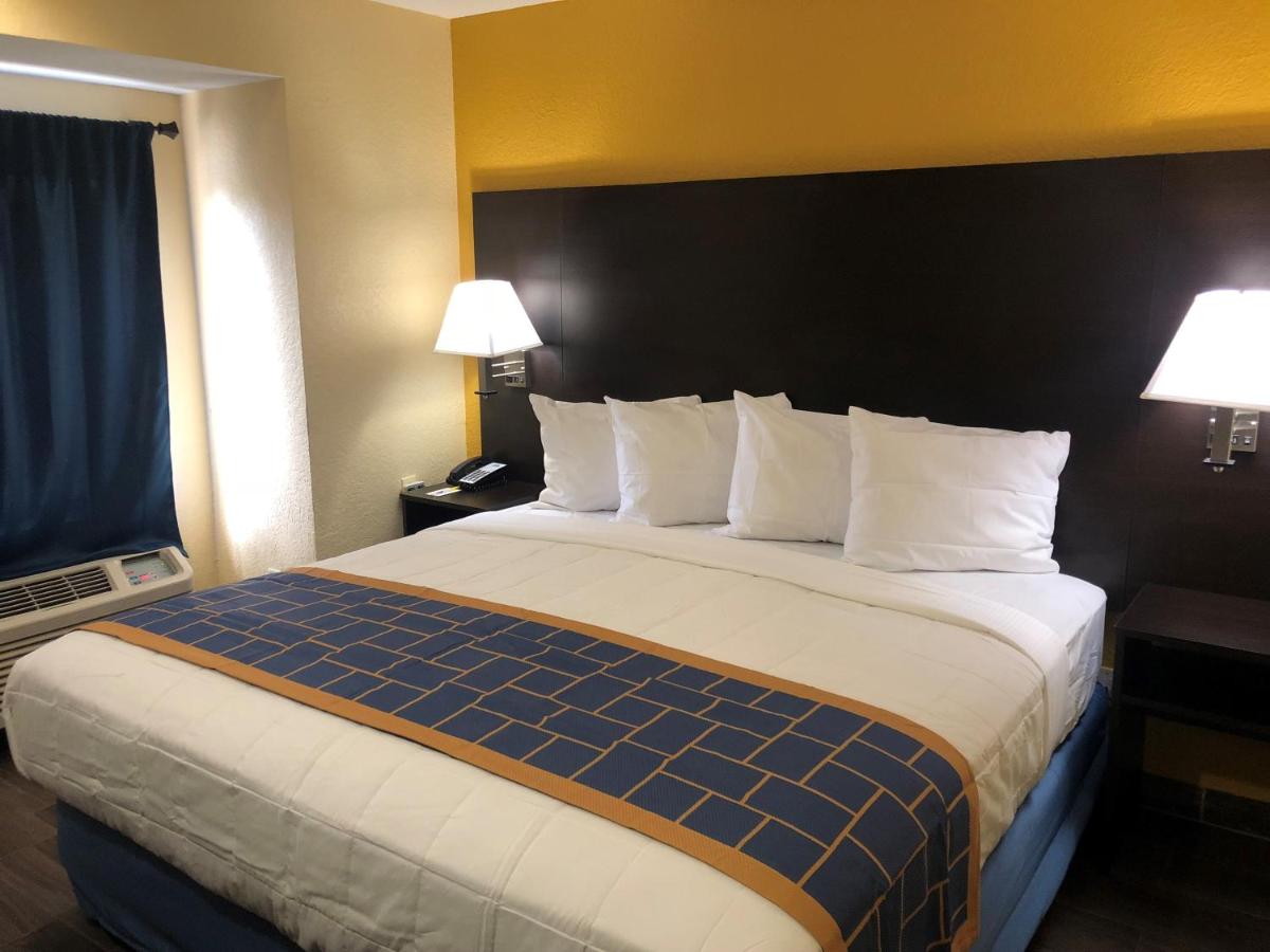 Photo - Days Inn & Suites by Wyndham Tampa/Raymond James Stadium