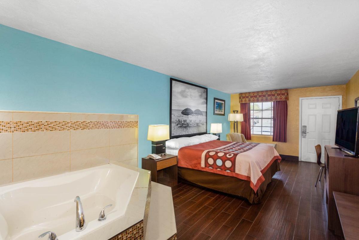 Photo - Super 8 by Wyndham Bradenton Sarasota Area