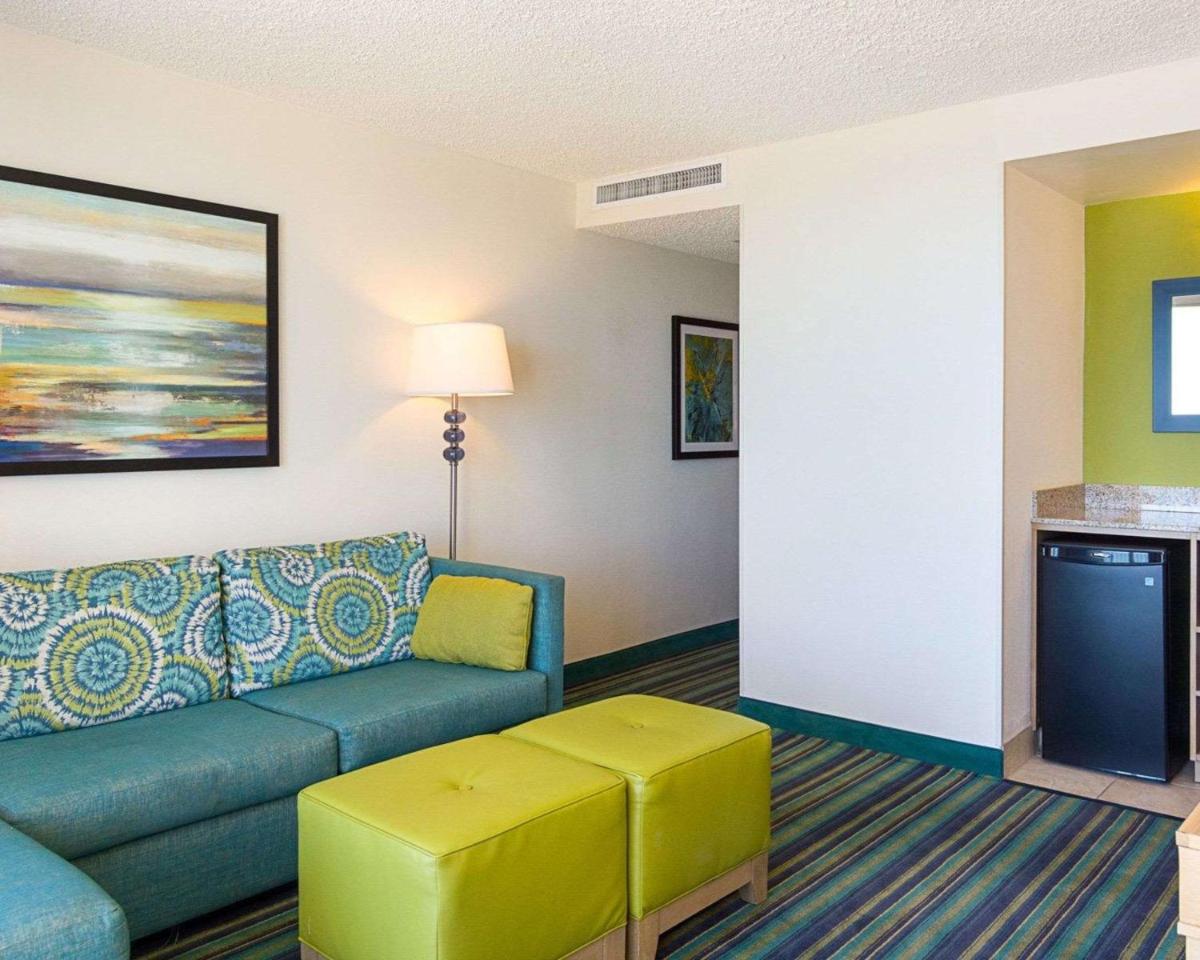 Photo - Comfort Suites Beachfront