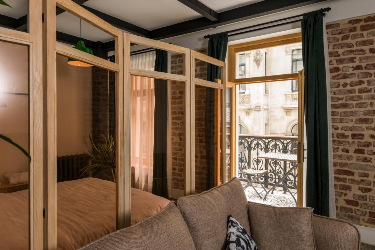 Photo - Amalia by Oval