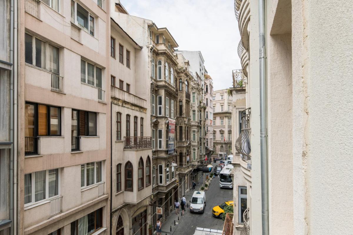 Photo - Amalia by Oval