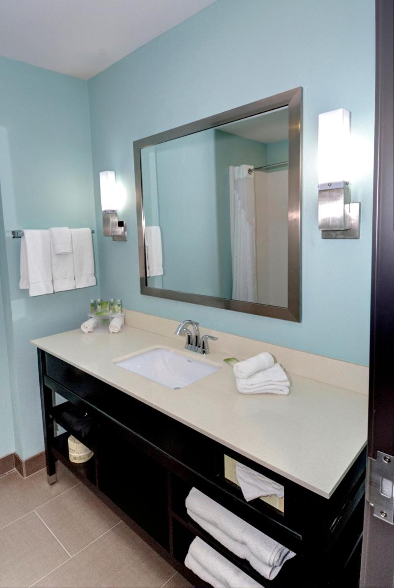 Photo - Holiday Inn Express & Suites Austin South, an IHG Hotel