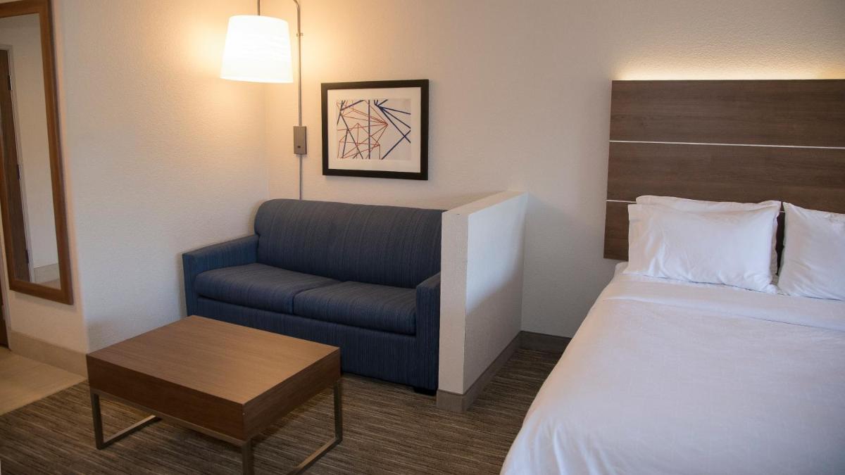 Photo - Holiday Inn Express & Suites Colorado Springs North, an IHG Hotel