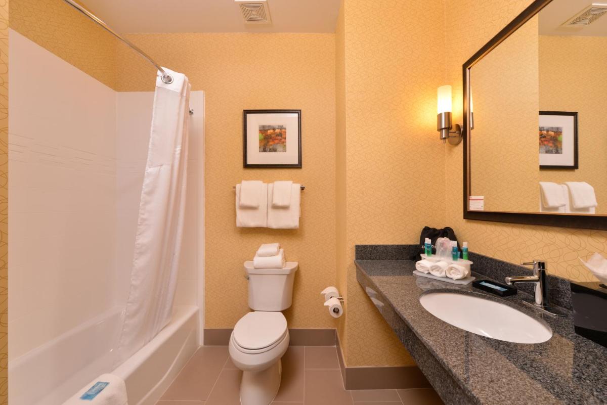 Photo - Holiday Inn Express & Suites Bakersfield Airport, an IHG Hotel