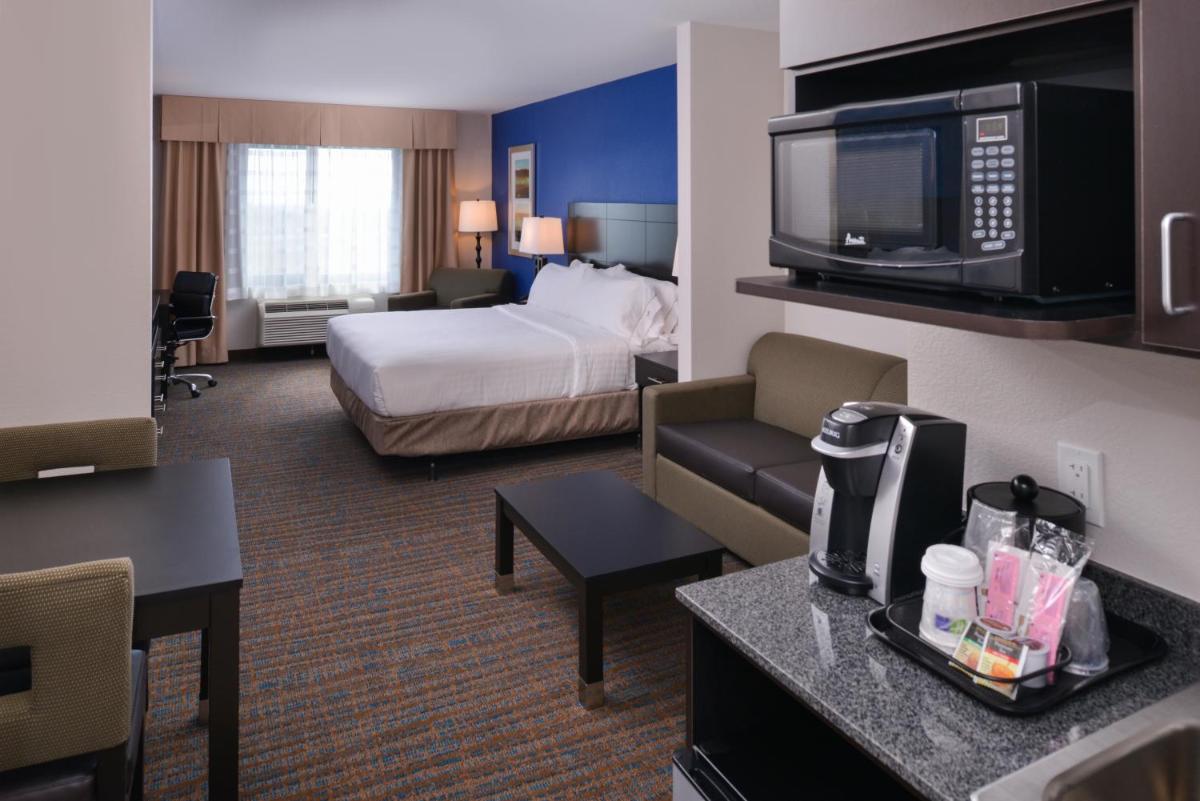 Photo - Holiday Inn Express & Suites Bakersfield Airport, an IHG Hotel