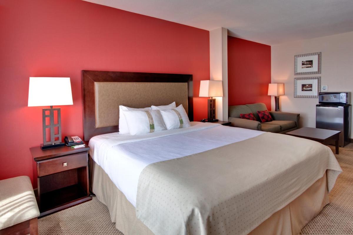 Photo - Holiday Inn Hotel & Suites Bakersfield, an IHG Hotel