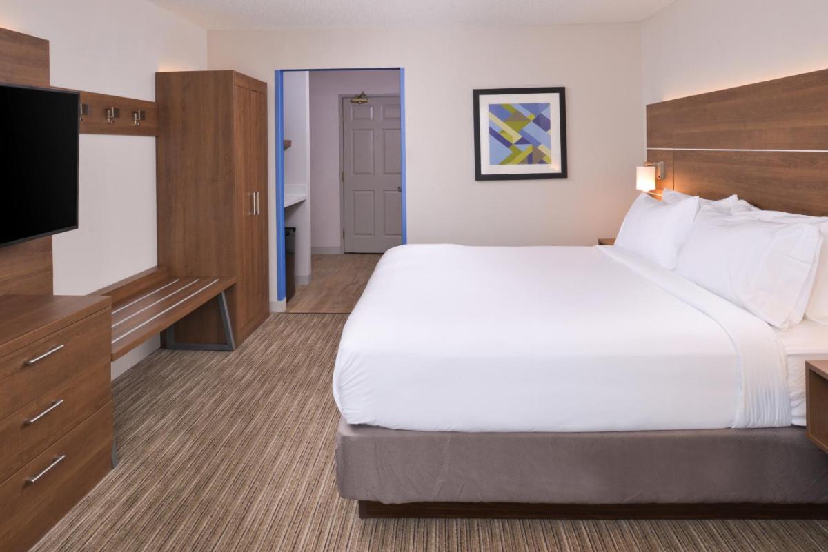 Photo - Holiday Inn Express & Suites - Omaha - 120th and Maple, an IHG Hotel