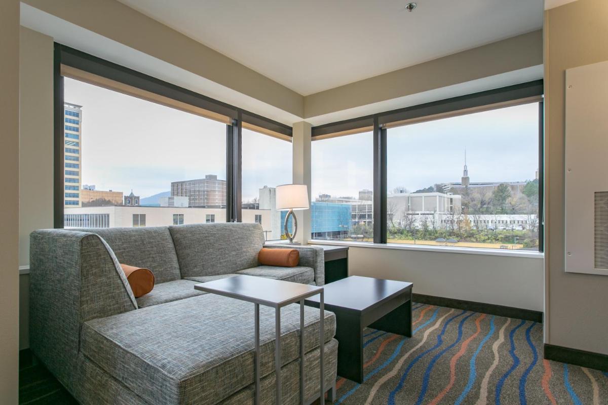 Photo - Holiday Inn Hotel & Suites Chattanooga, an IHG Hotel