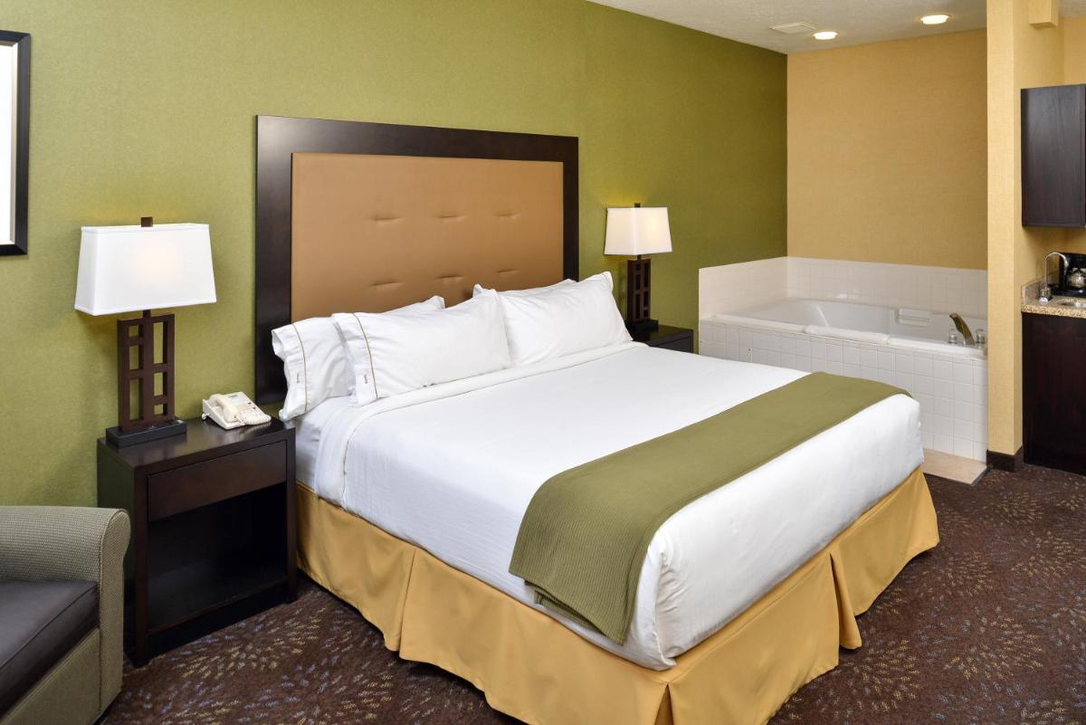 Photo - Holiday Inn Express Hotel & Suites Charlotte, an IHG Hotel