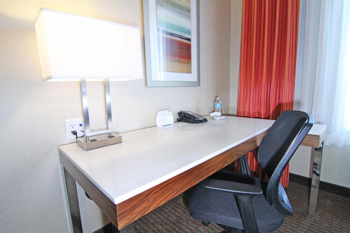 Photo - Holiday Inn Express and Suites Calgary University, an IHG Hotel