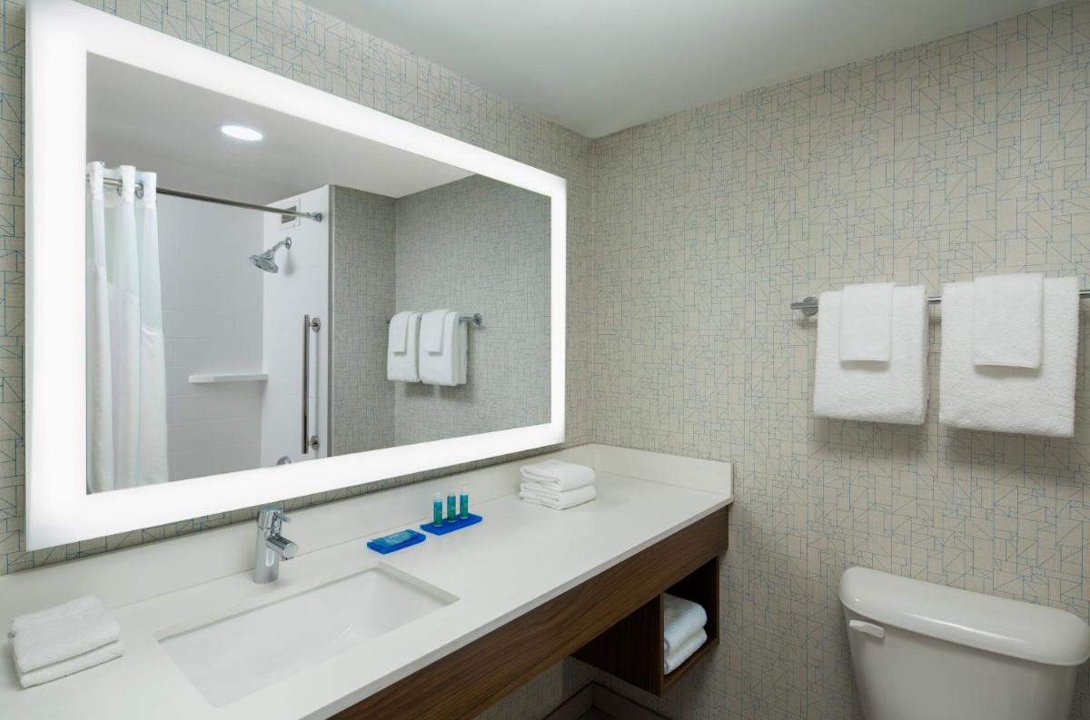 Photo - Holiday Inn Express Nashville-Downtown Conference Center, an IHG Hotel