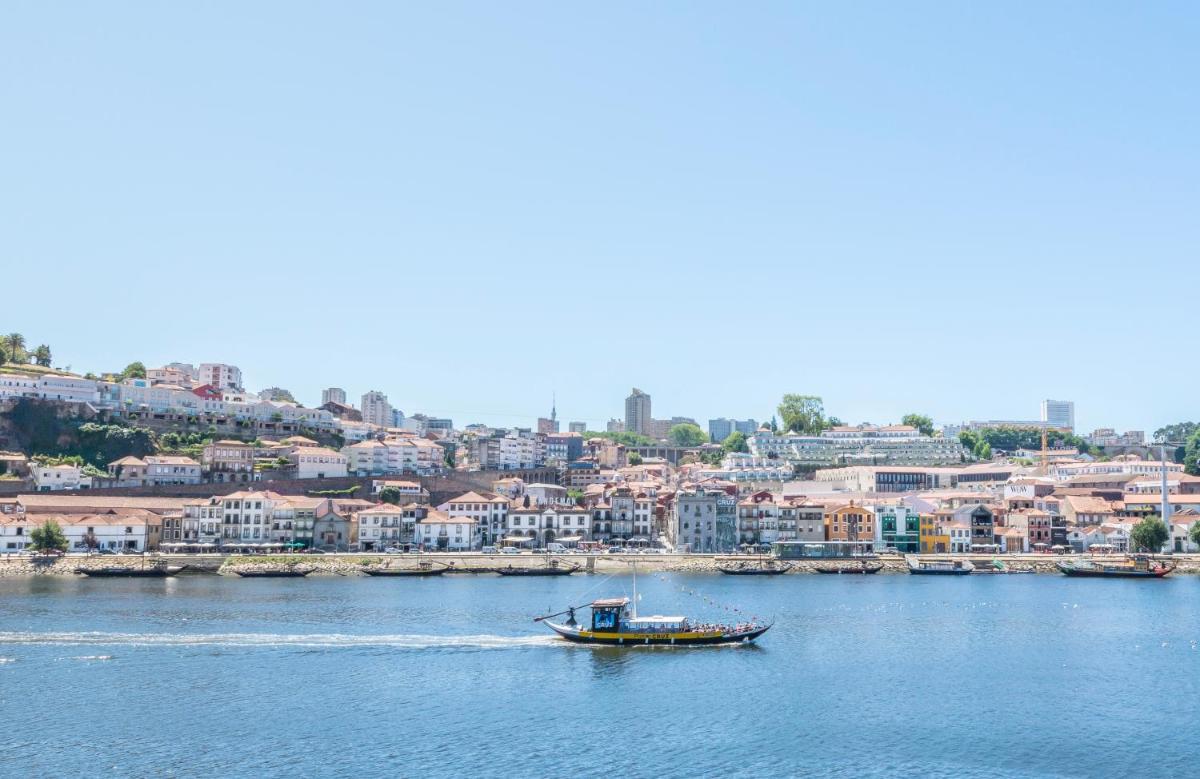 Photo - Oporto Street Fonte Taurina - Riverfront Suites