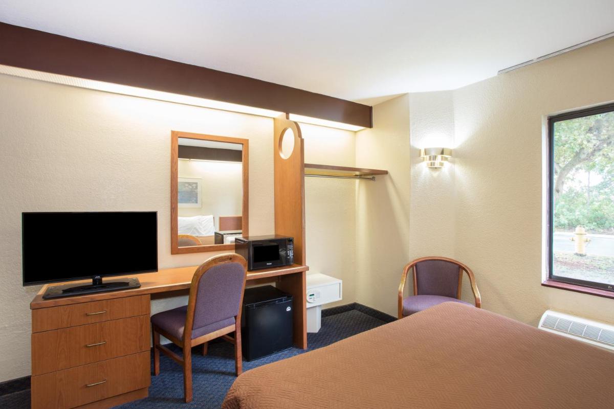 Photo - Travelodge by Wyndham Fort Myers Airport