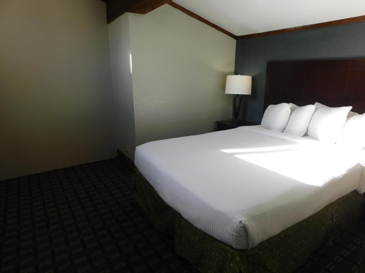 Photo - Days Inn & Suites by Wyndham Downtown Gatlinburg Parkway